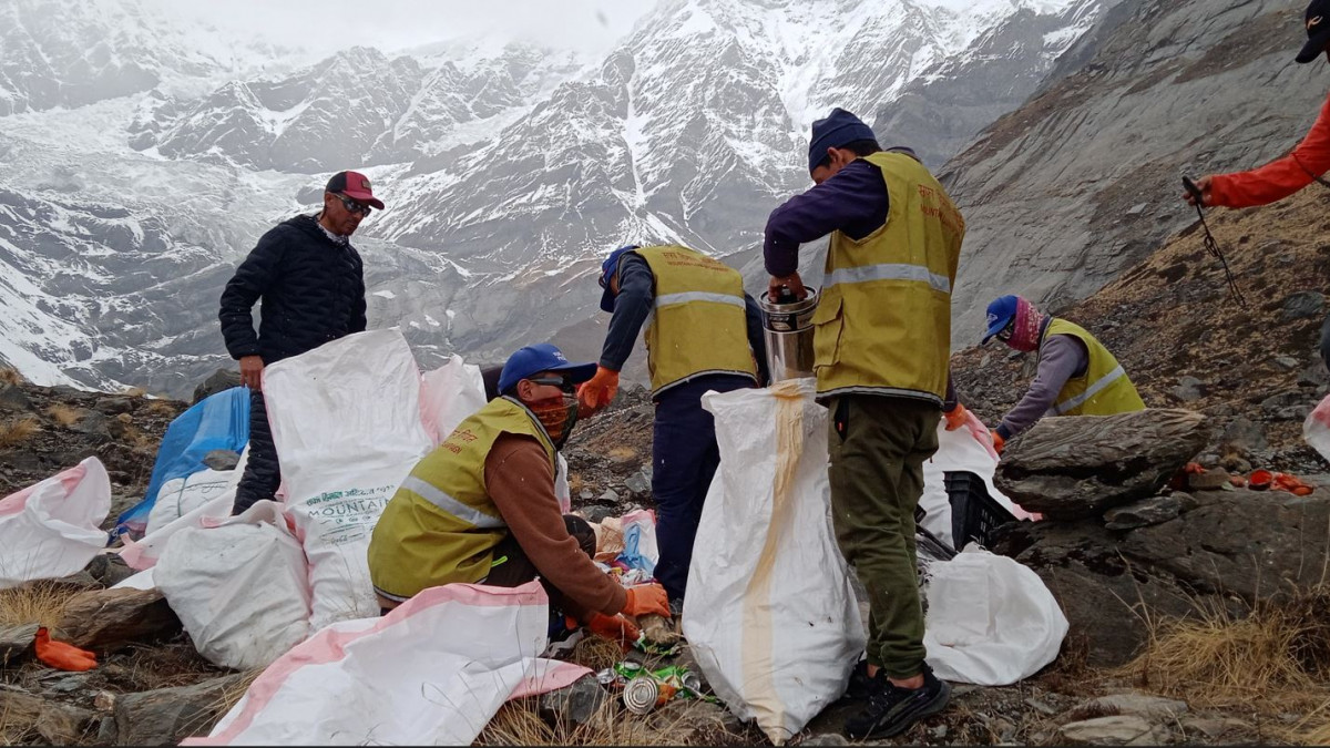 सफा हिमाल अभियान :  सेनाले दुई शव र आठ हजार किलो फोहर उठायो