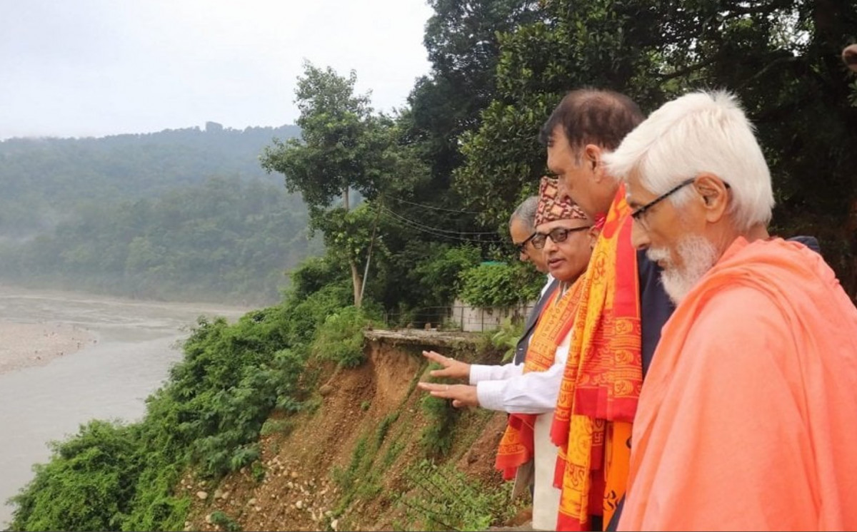 अर्थमन्त्री महतद्वारा गलेश्वर आश्रमको पहिरो निरीक्षण