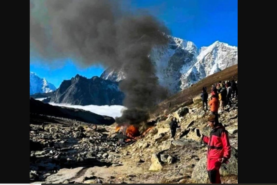 मनाङ एयरको हेलिकप्टर सोलुखुम्बुको लोबुचेमा दुर्घटना