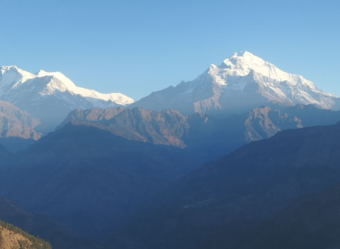 धमिलिँदै छ धौलागिरि धवल स्वरूप, काला पहाडमा परिणत हुँदै हिमाल