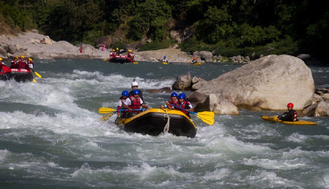 जलविद्युत् आयोजनाले जलयात्रा व्यवसाय सङ्कटमा, अभियान्ता भन्छन्, - नदी सुकाएर गरिने विकास दूभाग्यपूर्ण छ