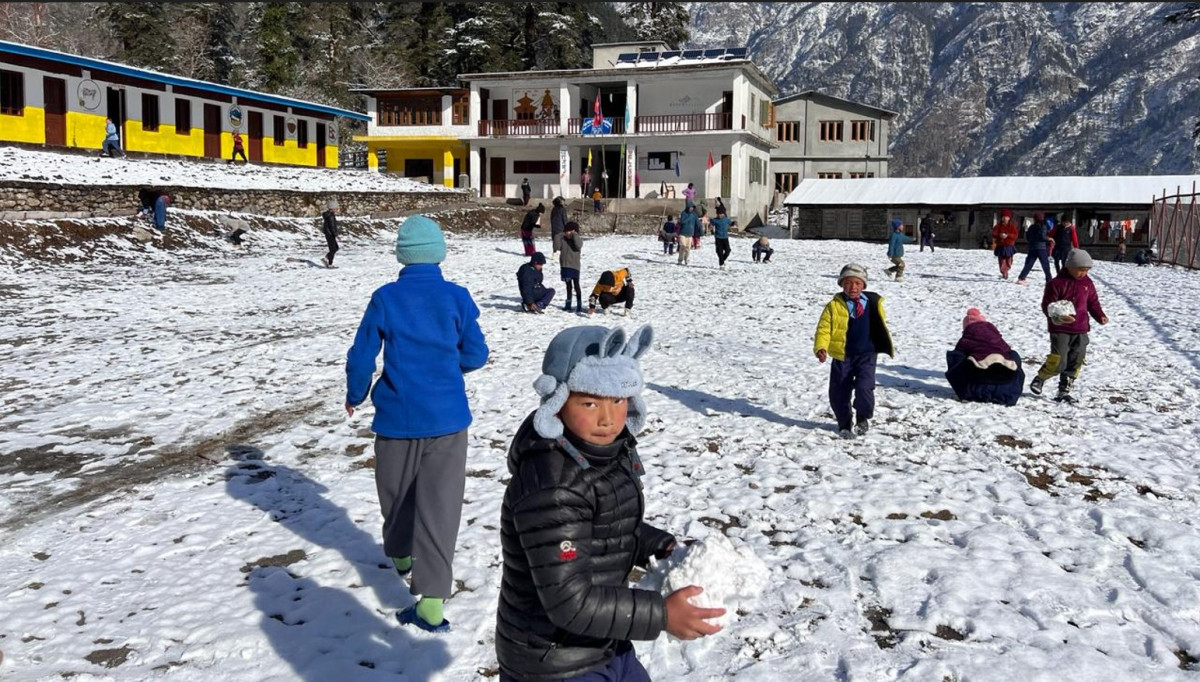 मनाङमा खुल्न थाले विद्यालय, आँगनमा हिउँ खेल्दै पढ्दै विद्यार्थी