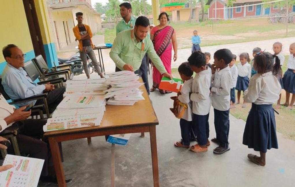 समृद्धि फाइनान्सद्धारा विपन्न वर्गका विद्यार्थीहरूलाई स्टेशनरी वितरण