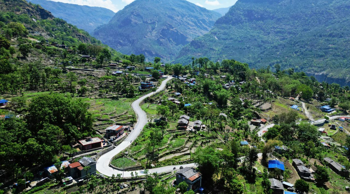 १५ वर्षपछि सडक कालोपत्रे,  ४५ मिनेटको बाटो १० मिनेटमा पुग्दा स्थानिय खुशी