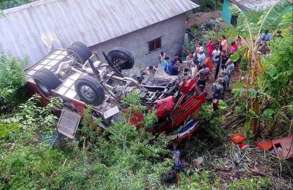 बर्दिबासबाट काठमाडौँ आउँदै गरेको यात्रुबाहक बस दुर्घटना