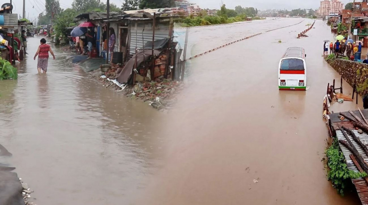 भक्तपुरमा बाढी पसेपछि बस्तीबाट ५६ जनाको उद्धार, अस्पताल जलमग्न