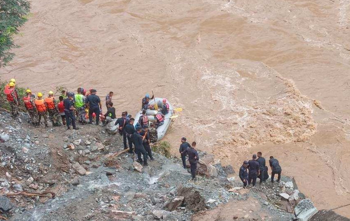 वीरगन्जबाट काठमाडौँ आउँदै गरेको बसमा थिए यी २४ यात्रु (सूचीसहित)