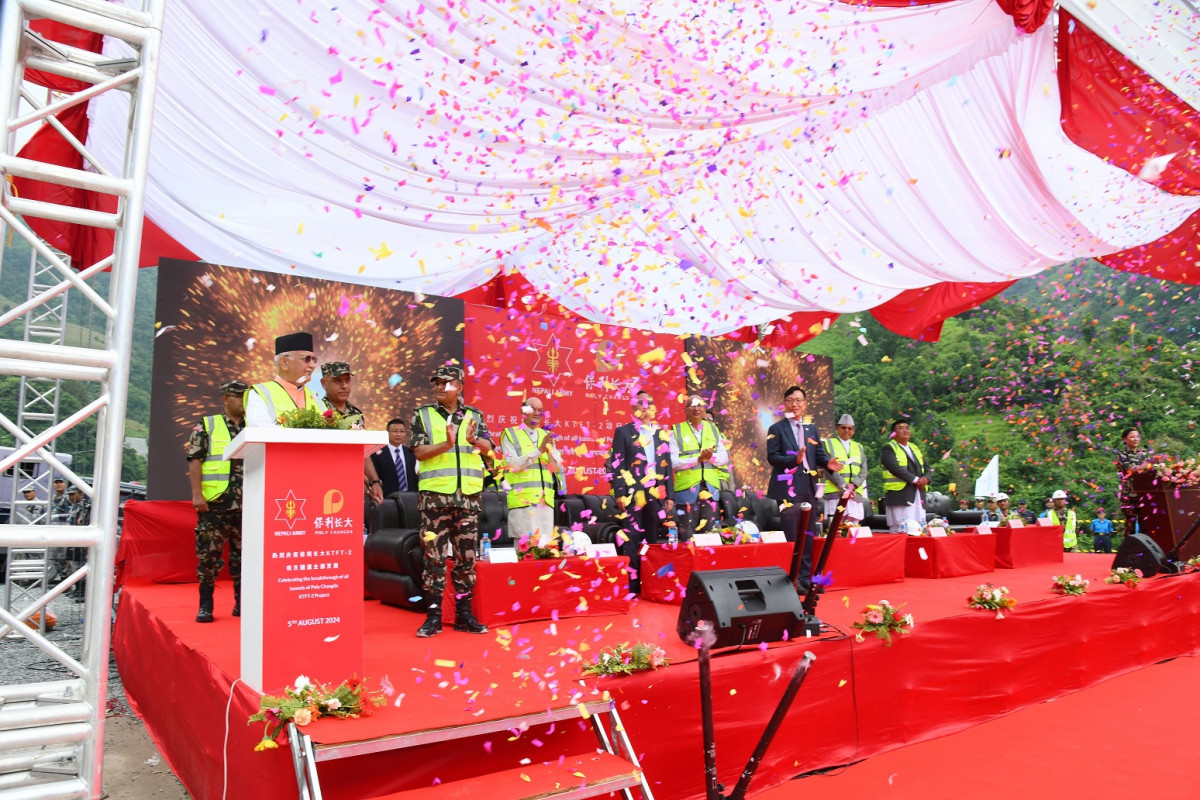 धेद्रे सुरुङ मार्गको ब्रेक थ्रु गर्दै प्रधानमन्त्री ओलीले भने - नेपाल टनेल युगमा प्रवेश छ