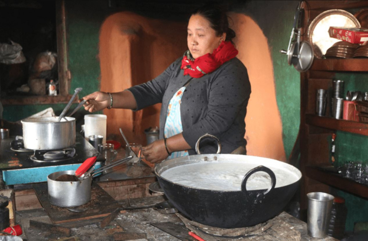 नुनथलाकी विरस २७ वर्षदेखि चिया बेच्दै, खर्च कटाएर ५० हजार आम्दानी